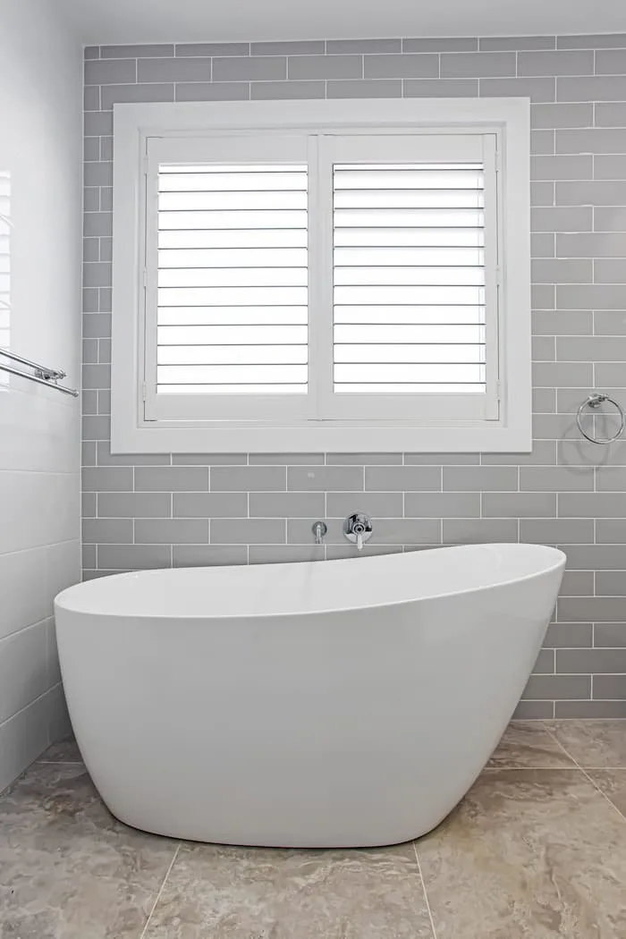 Freestanding bathtub grey tiles