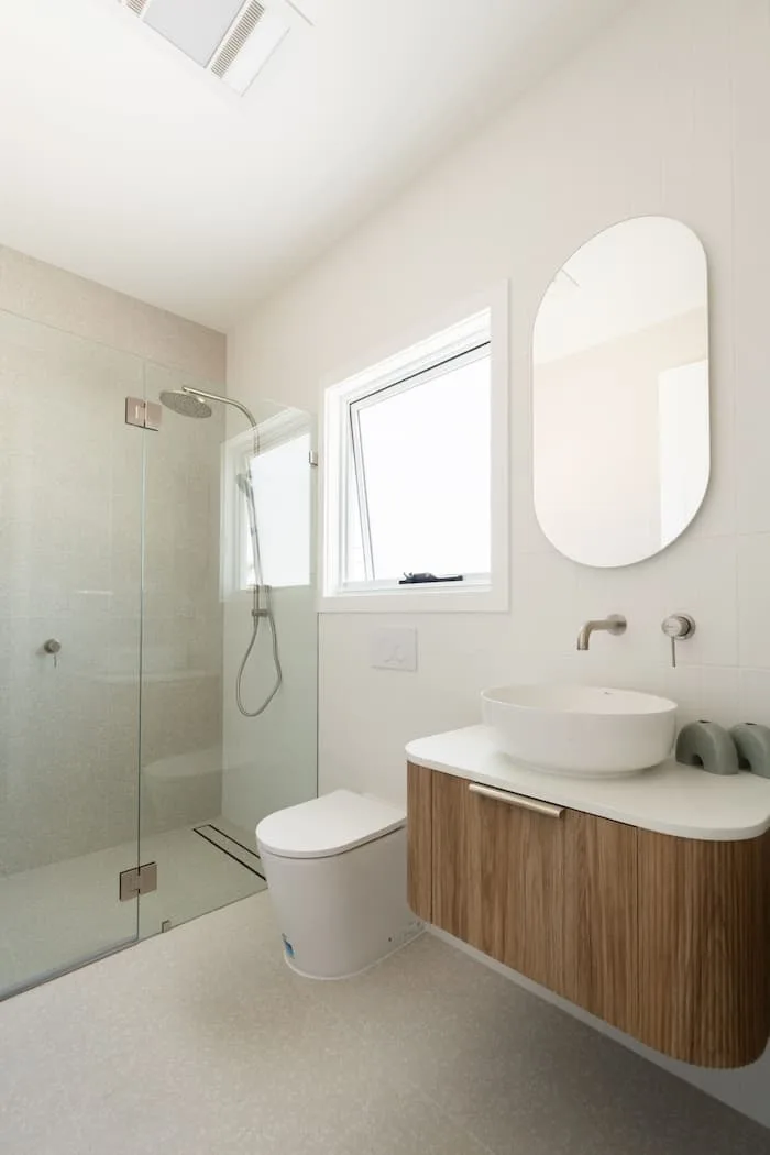 Compact ensuite bathroom